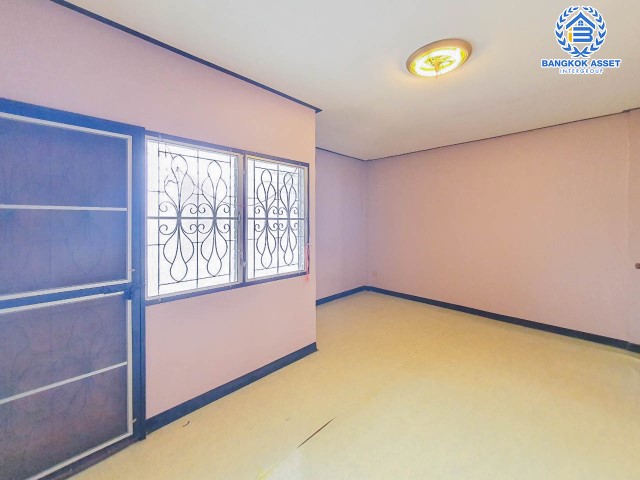 ทาวน์โฮม 3 ชั้นมือสอง เพชรเกษม ม.สุชา1 เพชรเกษม เนื้อที่กว้าง 17.60 ตร.ว. ฟังก์ชัน 4 ห้องนอน 3 ห้องน้ำ ที่จอดรถ 1 คัน ภายในสภาพดี มีพื้นที่ใช้สอยกว้างขวาง โครงการตั้งบนทำเลแห่งการเดินทาง ใกล้รถไฟฟ้าสายสีน้ำเงิน "สถานีหลักสอง" และจุดขึ้นทางด่วน "พระราม2"...